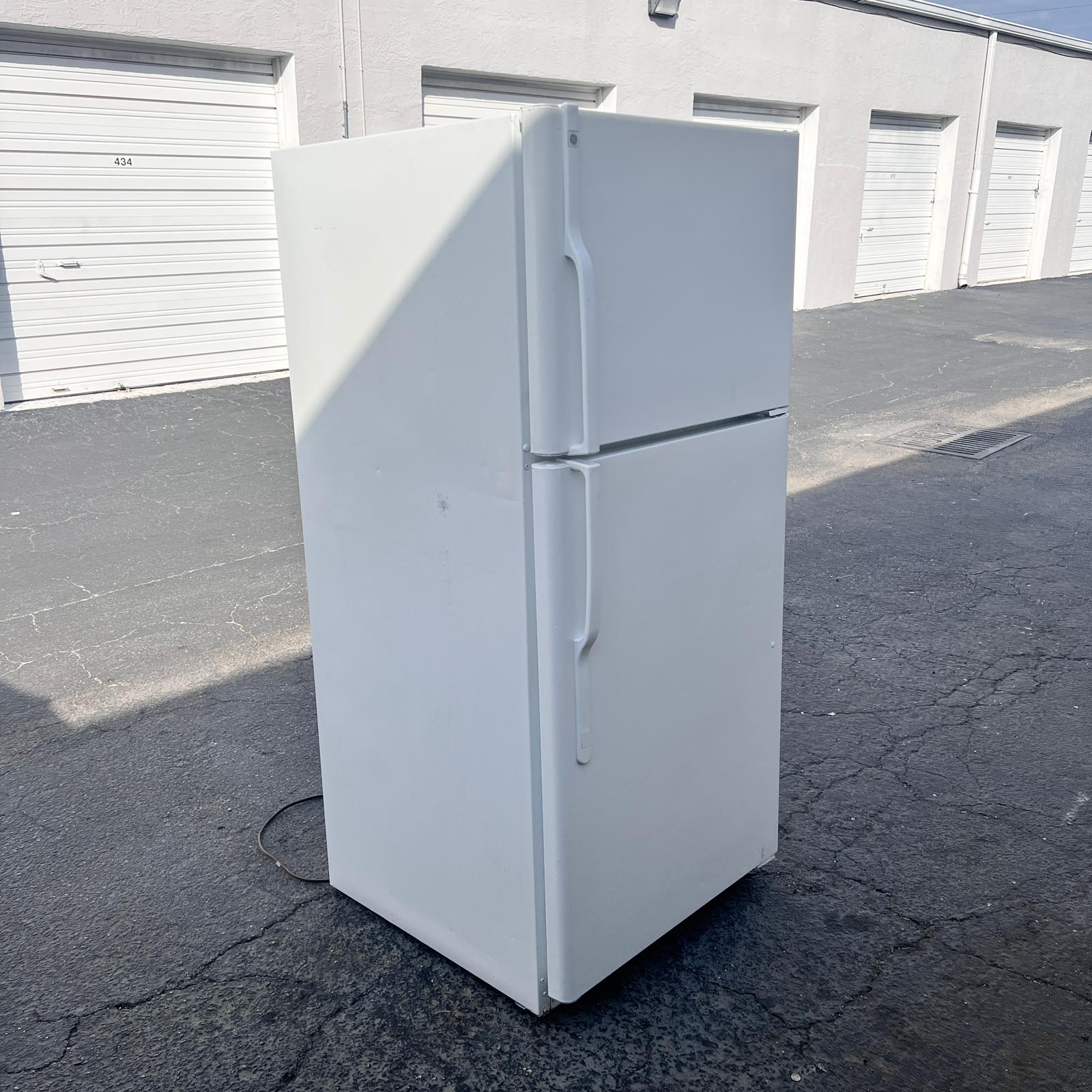 GE Top and Bottom Refrigerator GE Top and Bottom Refrigerator